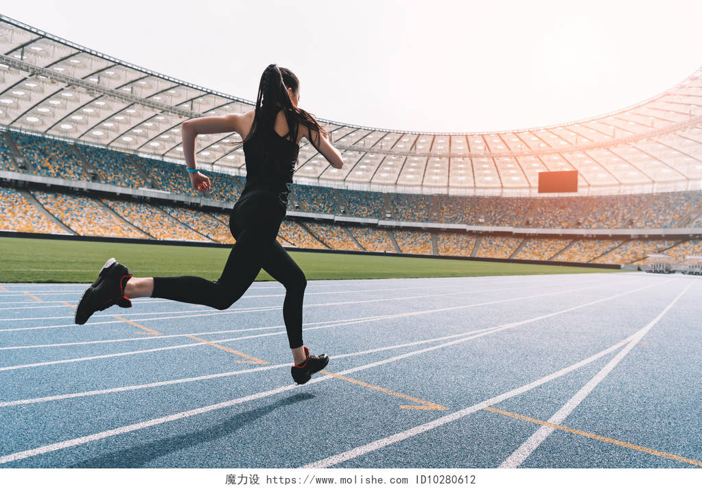 运动年轻女子在运动服奔跑在跑道体育场奋斗运动健身户外跑步